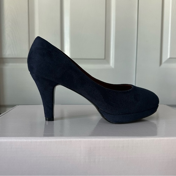 Boston Design Studio Shoes - Boston Design Studio Women's 9W Faux Suede Heels Round Toe & Platform Sole Pumps